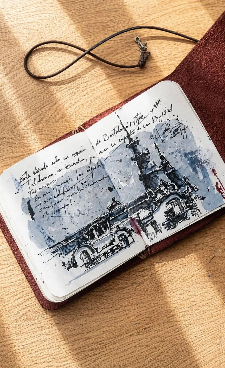 Bitácora abierta con una cúpula en tinta y aguada azul, con texto manuscrito