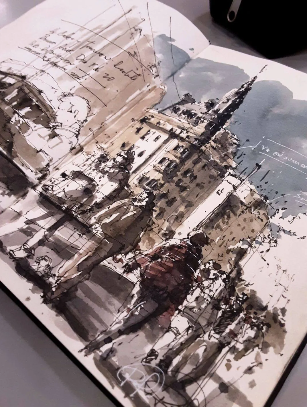 Detalle de una página doble del sketchbook: tinta y aguadas sepia y gris sobre una calle con una cúpula