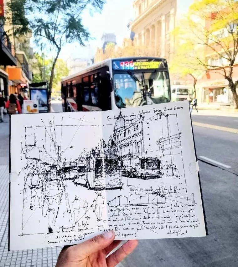 Sketchbook con un dibujo solo en tinta de Av. Córdoba, frente a un colectivo