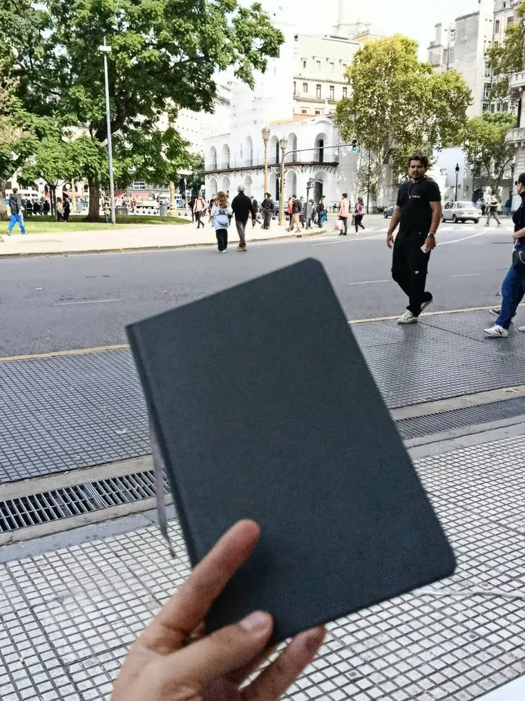 Sketchbook nuevo cerrado, sostenido frente al Cabildo en Plaza de Mayo